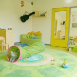 Zimmer mit Spielteppich und Krabbelrolle im Kindergarten Rötha