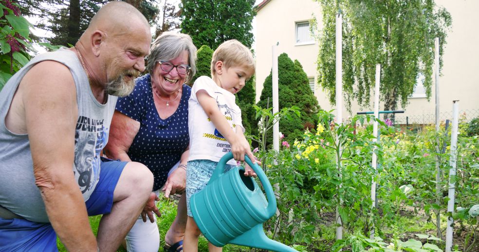 Familienpaten mit Kind bei der Gartenarbeit