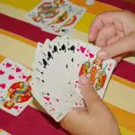 Hand mit Kartenfächer