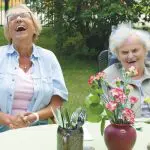 Zwei lachende Frauen beim Sommerfest