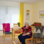 Frau in ihrem Zimmer im Altenpflegeheim