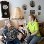 Mitarbeiterin und Bewohnerin in einem Zimmer des Seniorenpflegeheims Borna-West