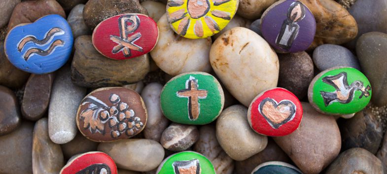 bunte Steine mit christlichen Symbolen