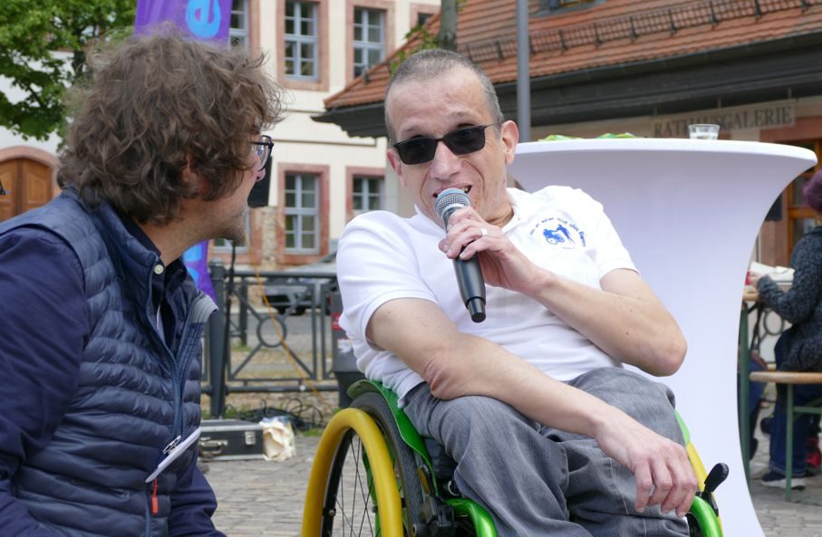 Interview mit Rollstuhlfahrer bei der Aktion Grimma nimmt Platz