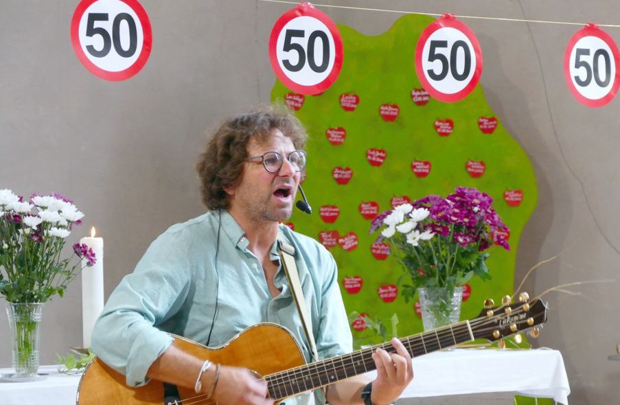 Gitarrenspieler bei Jubiläumsfeier in der Kirche