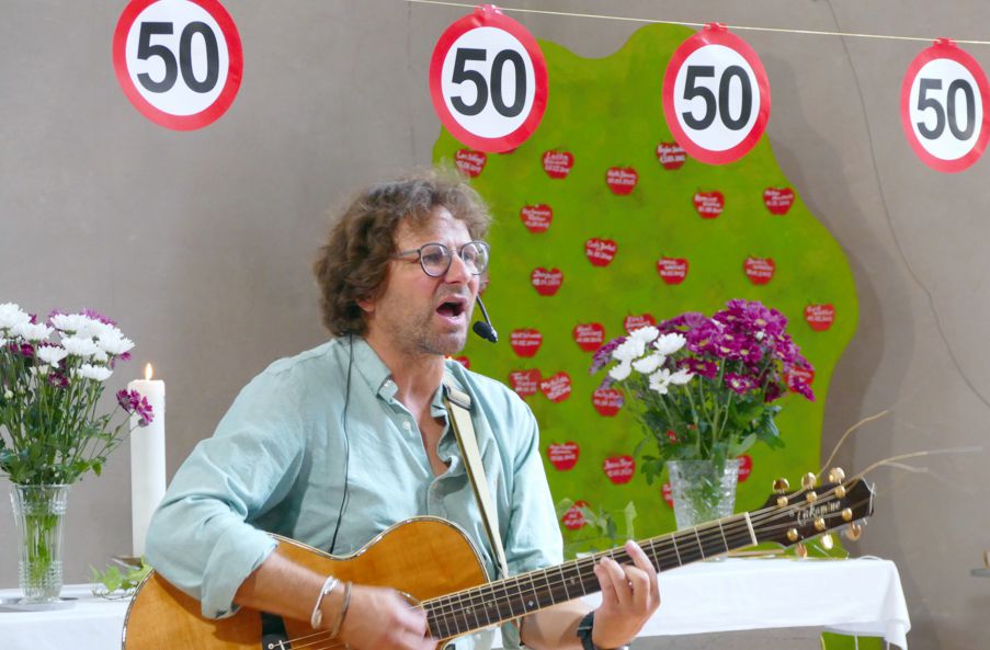 Gitarrenspieler bei Jubiläumsfeier in der Kirche
