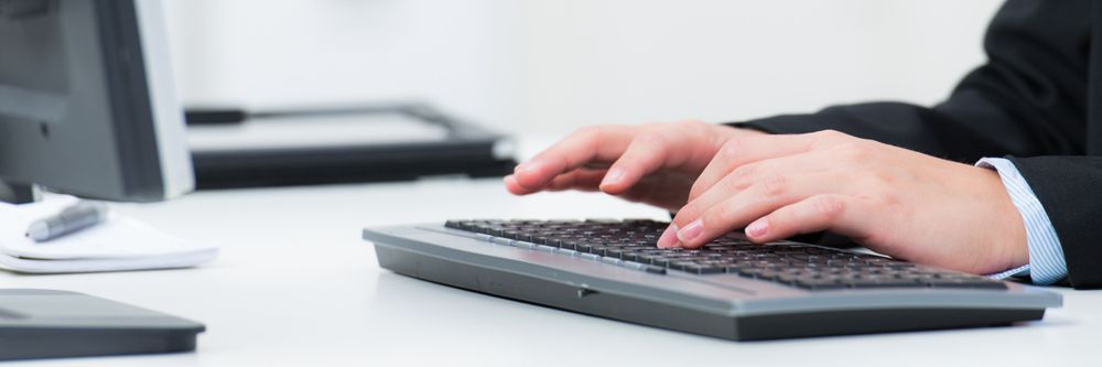 Hände auf der Tastatur