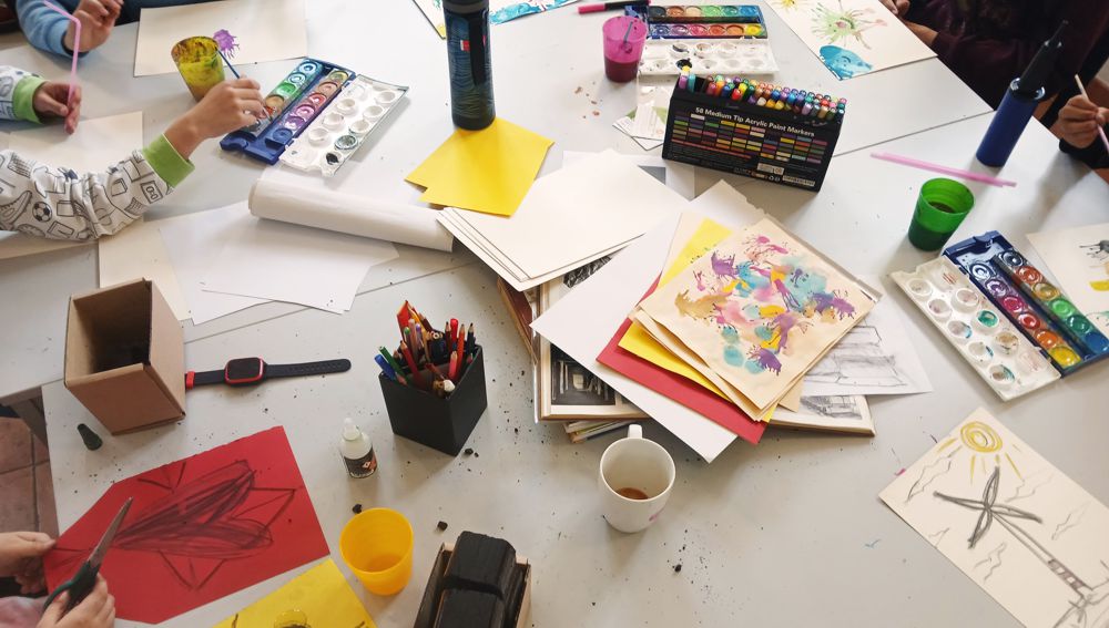 Tisch mit Malutensilien