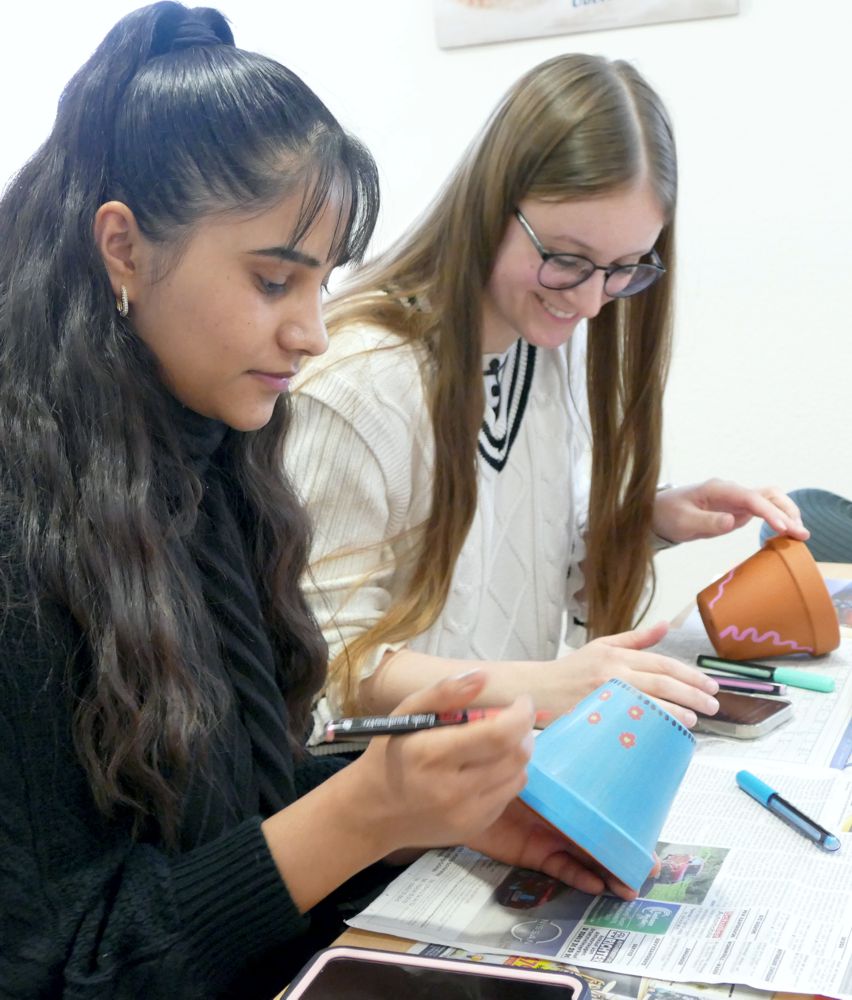 Zwei Auszubildende gestalten Tontöpfe beim Azubitag der Diakonie Leipziger Land