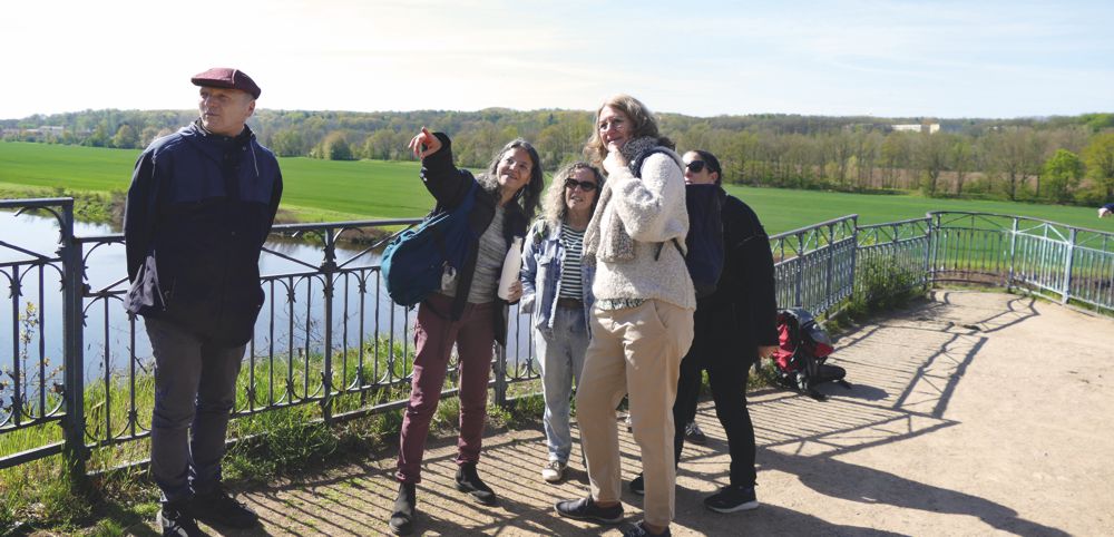 Gruppe von Menschen am Aussichtspunkt Rabenstein an der Mulde