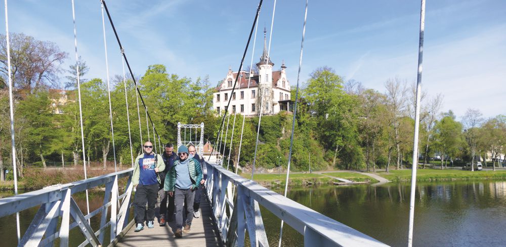 Gruppe auf der Hängebrücke an der Mulde in Grimma