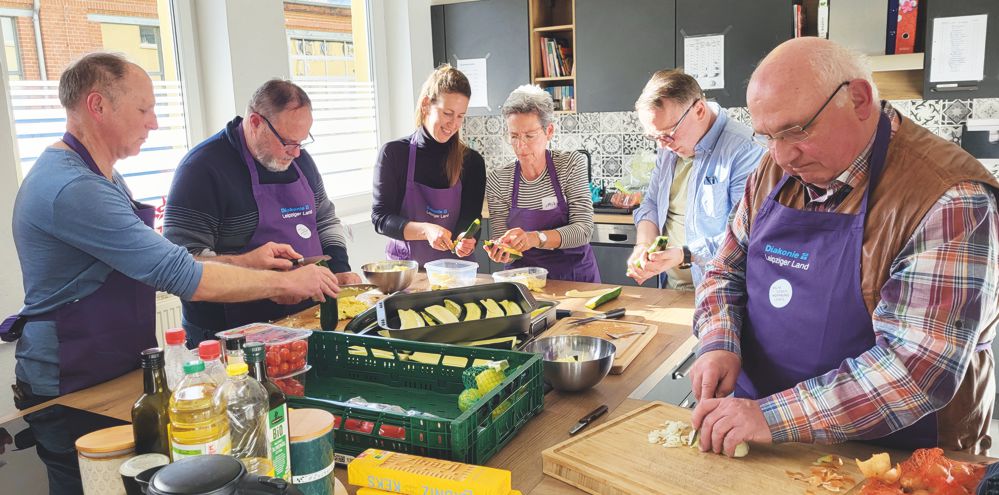 Gruppe von Menschen beim gemeinsamen Kochen