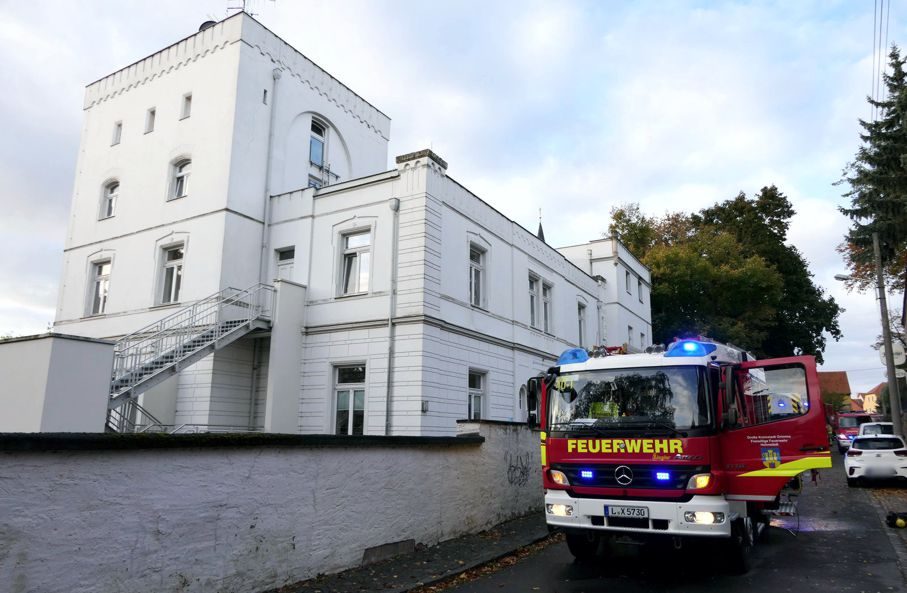 Feuerwehrauto vor Wohnstätte