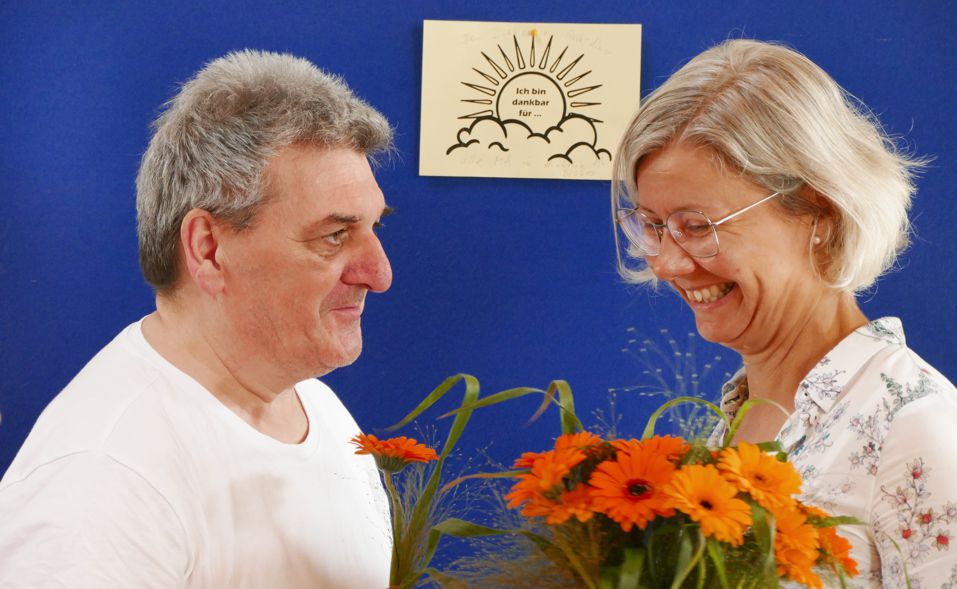 Blumen überreichen beim Diakonie-Gottesdienst