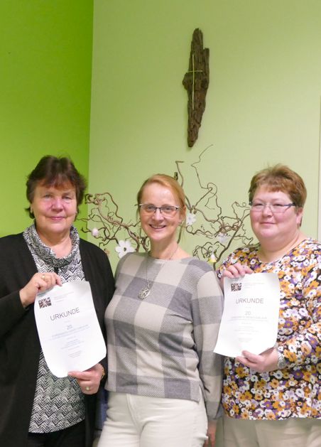 Hospizhelferinnen und Koordinatorin mit Urkunden bei der Ehrung