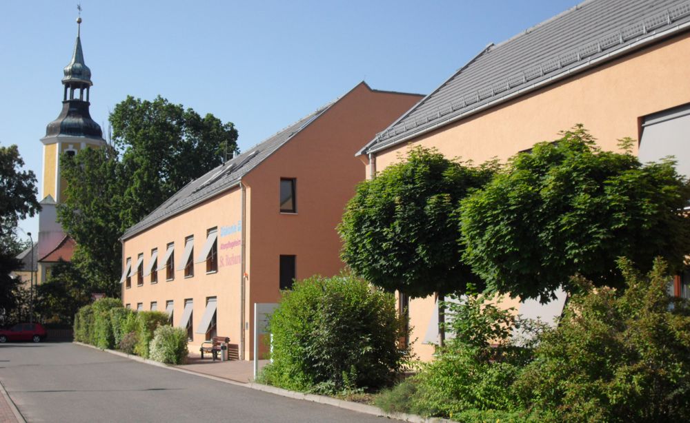 Frontansicht Altenpflegeheim Regis-Breitingen mit Kirche