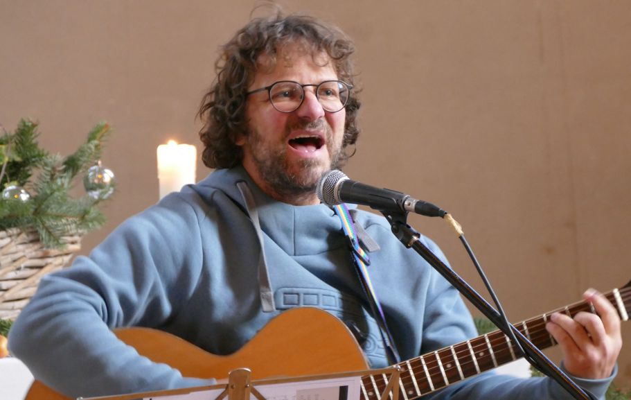 Geistlicher Leiter mit der Gitarre
