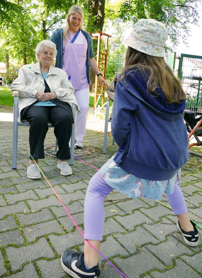 alte Dame und Mädchen bei Gummihopse