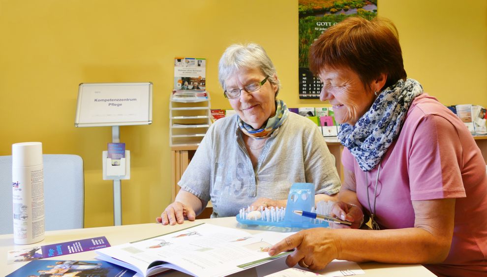 zwei Frauen bei der Pflegeberatung