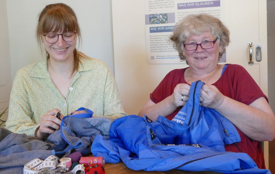 Zwei Frauen nähen in der Reparaturwerkstatt
