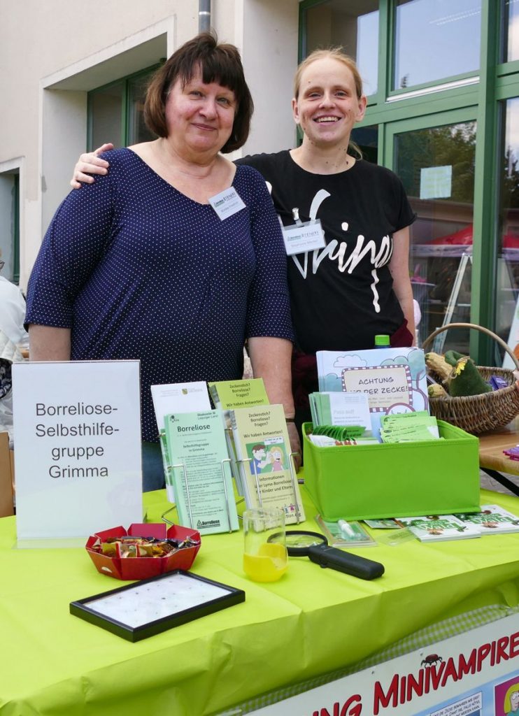 Zwei Frauen der Selbsthilfegruppe Borreliose am Info-Stand