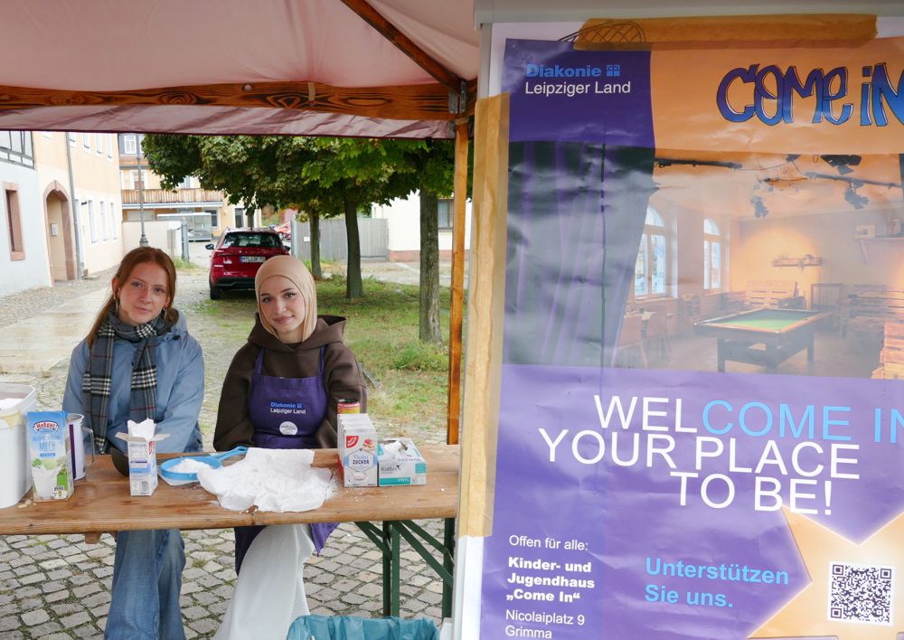Zwei Jugendliche vom Kinder- und Jugendhaus Come In beim Waffelstand des Hauses zum Selbsthilfetag