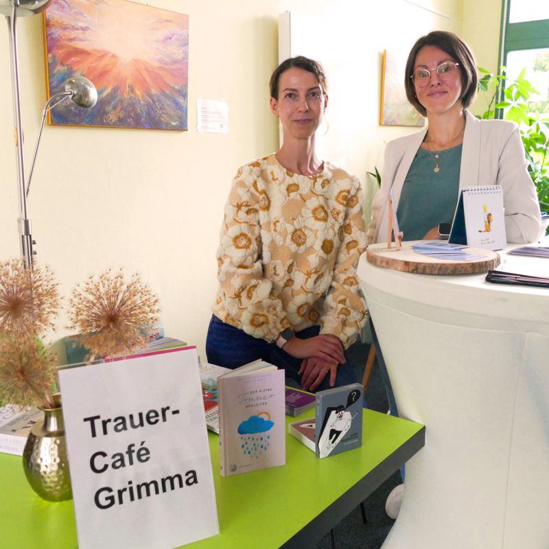 Zwei Frauen vom Trauercafe beim Stand zum Selbsthilfetag