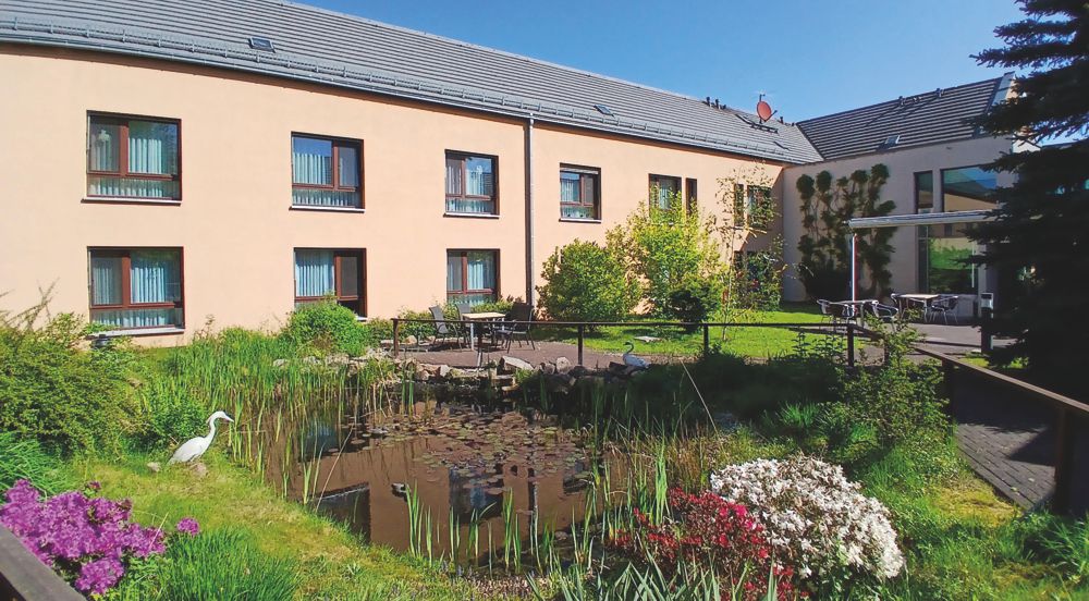 Garten Altenpflegeheim St. Barbara Regis-Breitingen mit Teich