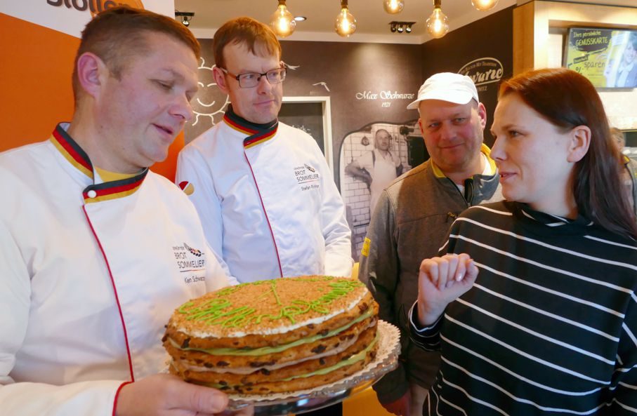 Bäcker übergibt großen essbaren "Stollenpfennig"