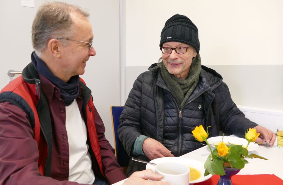 Zwei Männer beim gemeinsamen Mittagessen beim Projekt Tischlein deckt sich