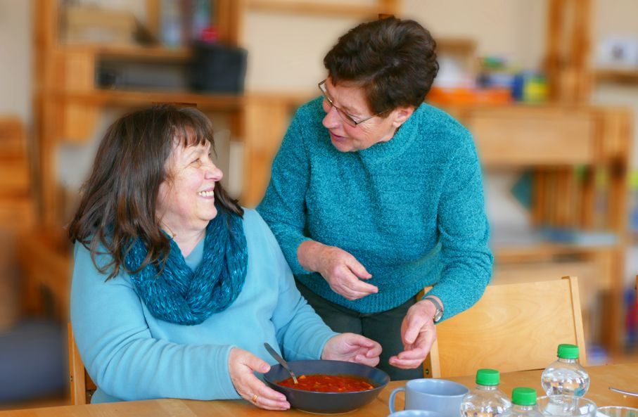 Frau serviert einer Besucherin Suppe beim Projekt "Tischlein deckt sich"