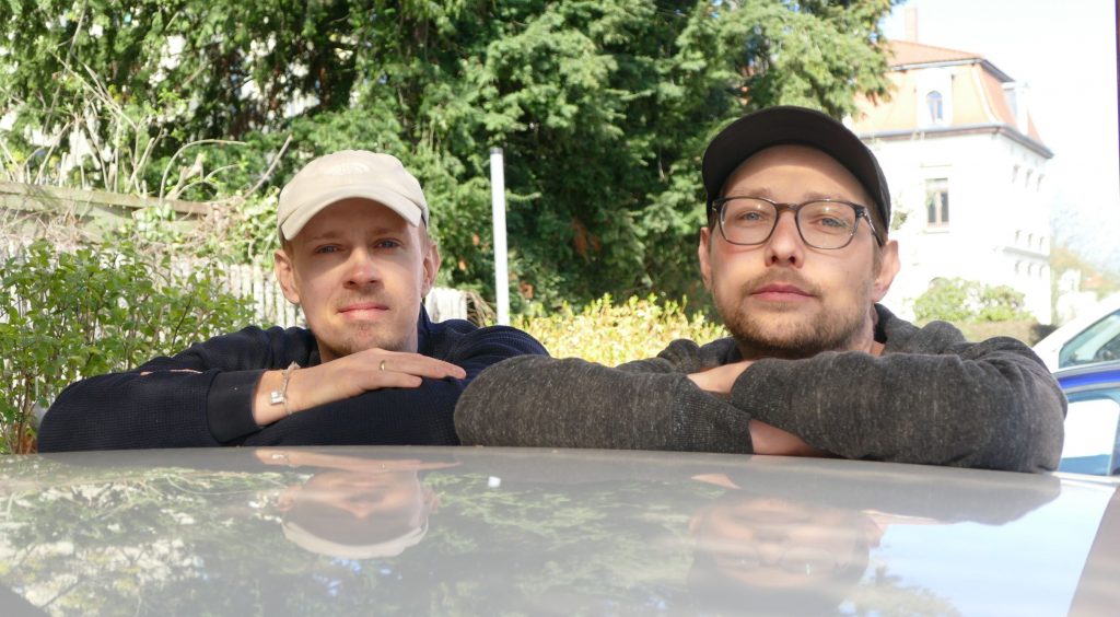 2 Sozialarbeiter am Dienstauto