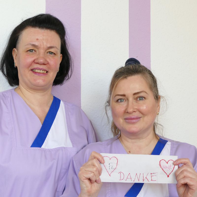 Ukrainerinnen im Pflegeheim mit Zettel von Bewohnerin